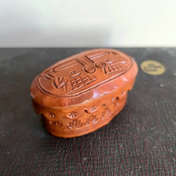 Leather hand carved small box/container/trinket box with lid. - Picture 3 of 7